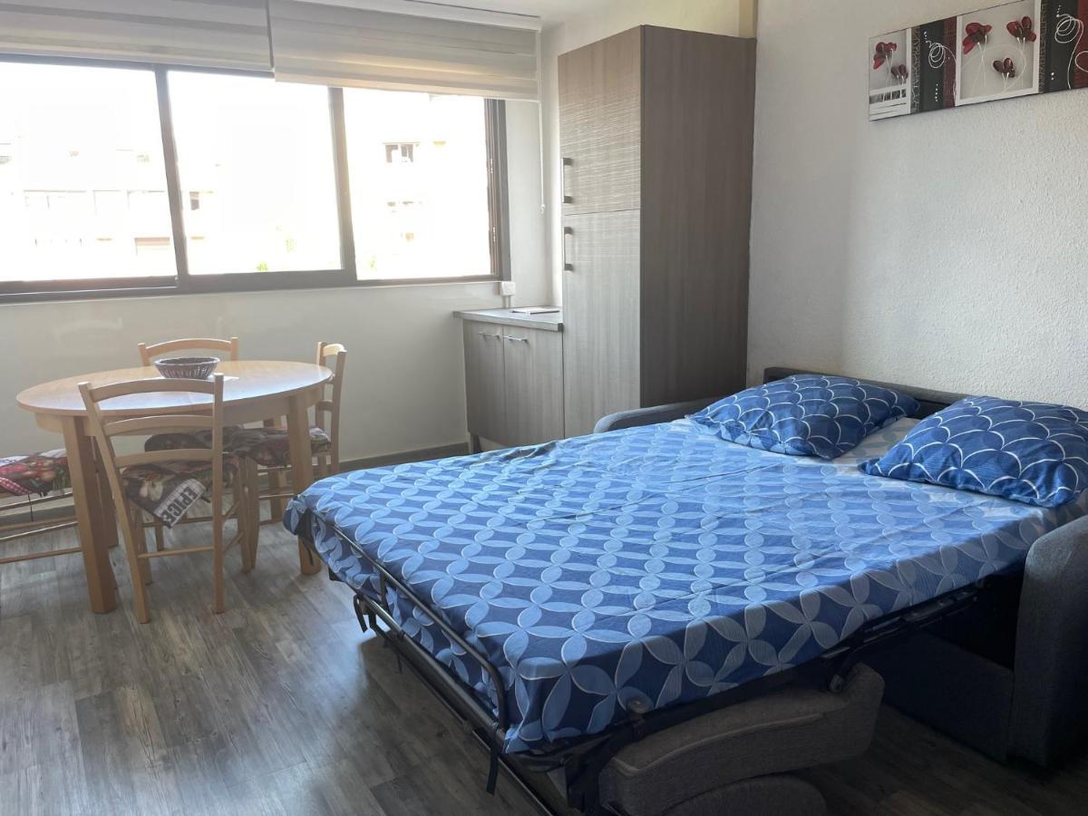 Frejus, Studio Dans Residence Avec Piscine Exterior foto